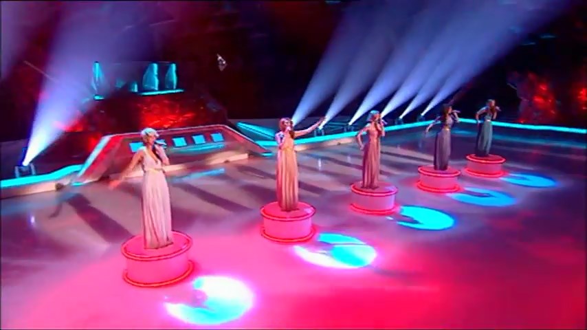 Girls_Aloud_-_Untouchable_28Live_Performance_-_Dancing_On_Ice_-_15th_March_200929_HQ_mp4_snapshot_03_26_5B2016_05_06_13_01_205D.jpg
