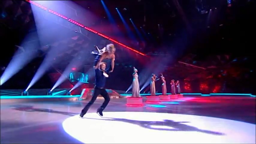 Girls_Aloud_-_Untouchable_28Live_Performance_-_Dancing_On_Ice_-_15th_March_200929_HQ_mp4_snapshot_03_36_5B2016_05_06_13_01_305D.jpg