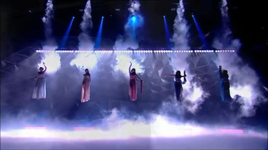 Girls_Aloud_-_Untouchable_28Live_Performance_-_Dancing_On_Ice_-_15th_March_200929_HQ_mp4_snapshot_00_22_5B2016_05_06_12_57_205D.jpg