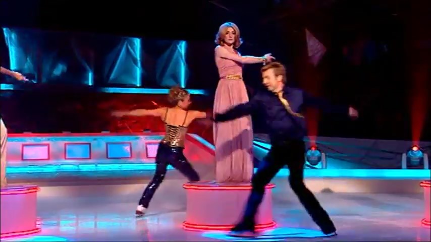 Girls_Aloud_-_Untouchable_28Live_Performance_-_Dancing_On_Ice_-_15th_March_200929_HQ_mp4_snapshot_02_14_5B2016_05_06_13_00_085D.jpg